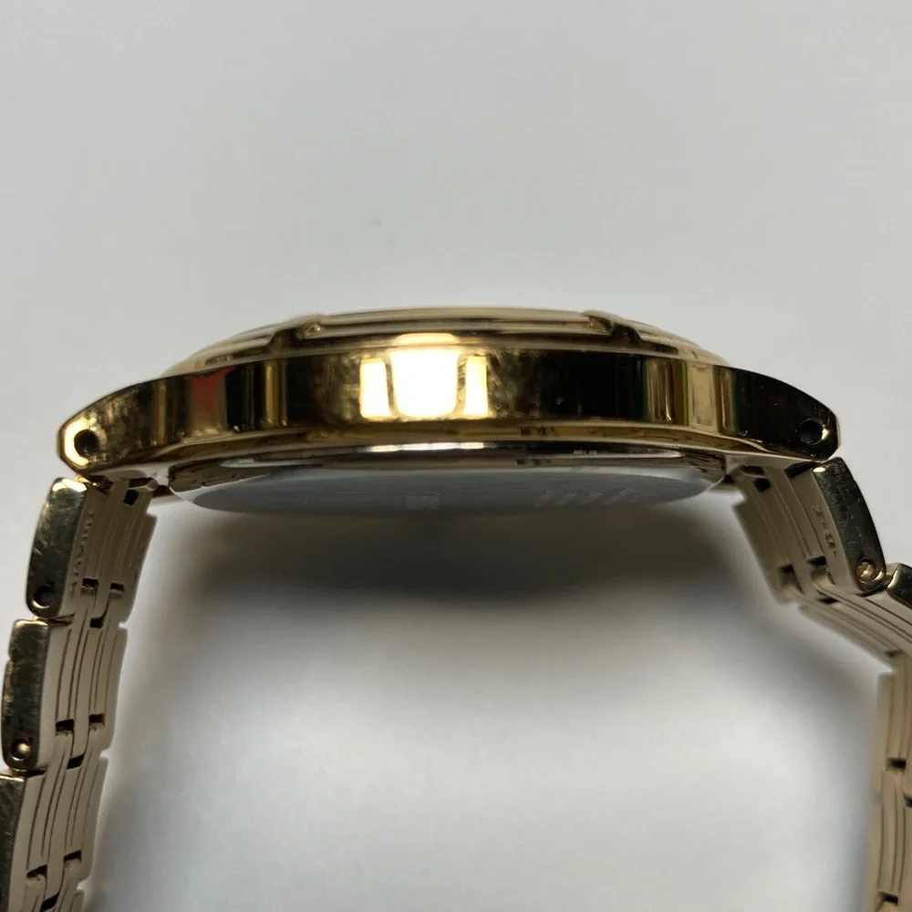 Seiko solar, V157-0AA0 R2, gold tone, white textured dial, vintage